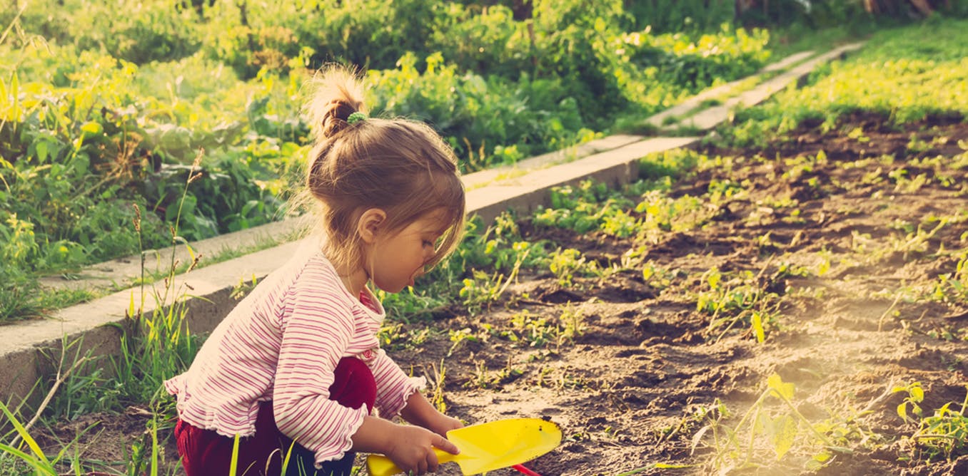 Being in nature is good for learning, here's how to get kids off screens and outside