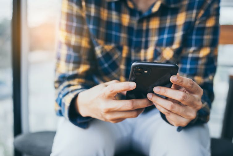 A man holds a smartphone.