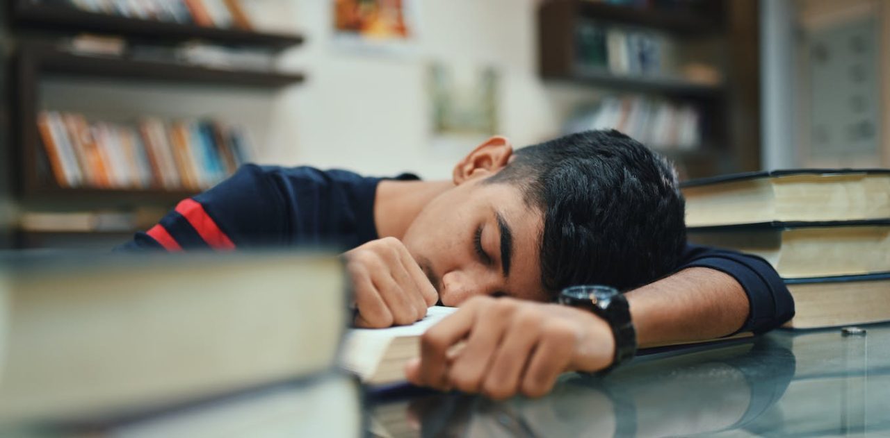 School start times and screen time late in the evening exacerbate sleep deprivation in US teenagers