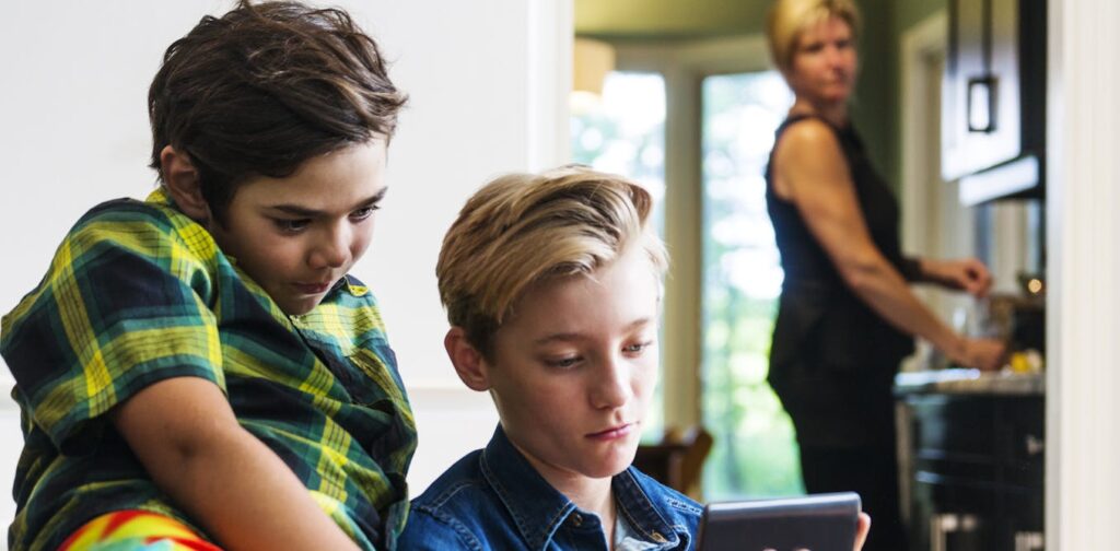 Stricter monitoring of tween and teen internet use may not always be better